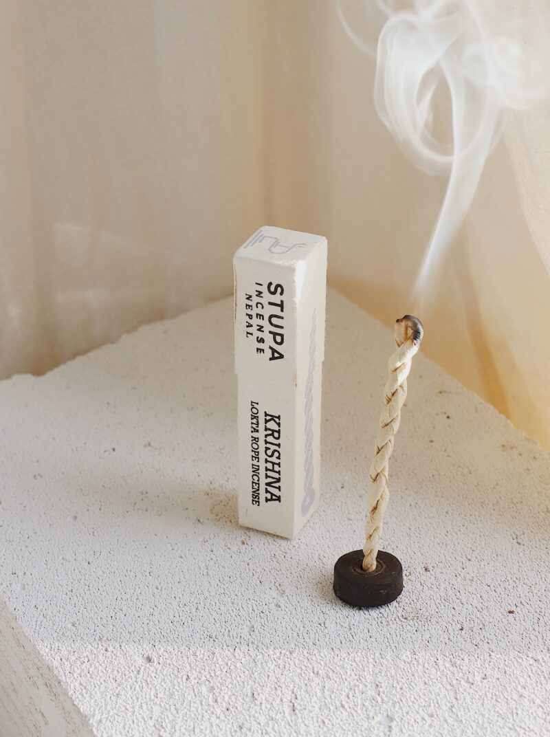 Kadzidła naturalne sznurkowe Krishna zapach Drzewo sandałowe - 8szt. z podstawką  Stupa Incense